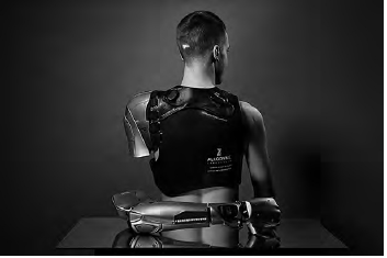 • Hombre con prótesis biónica en su brazo | Foto: Omkaar Kotedia. Tomada de: Culture Trip