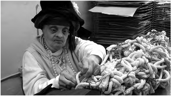 • Judith Scott, artista estadounidense con Síndrome de Down en su taller | Tomada de: El Mundo Fluye