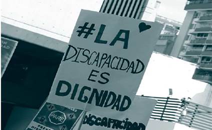 • Cartel "La discapacidad es dignidad" exhibido en manifestación, San Jose (Costa Rica), 2017 | Tomada de: Conapdis