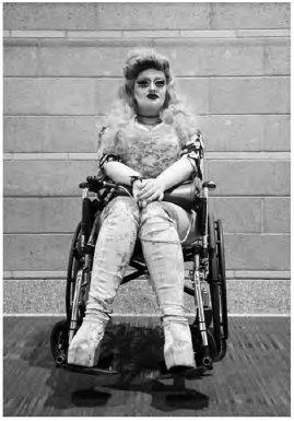 • Elsi,drag queen norteamericana en silla de ruedas | Tomada de: British Asia News