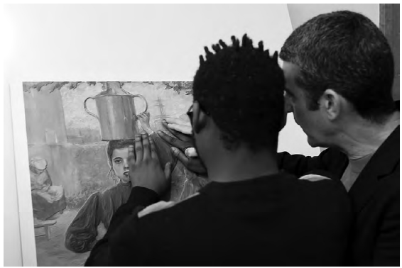 • Persona ciega tocando pintura en museo, Bilbao (España), 2018 | Tomada de: Museo de Bellas Artes de Bilbao