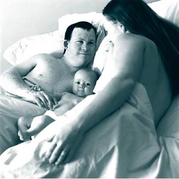 ●Hombre con Síndrome de Down compartiendo en su cama con su pareja e hijo/a, 2000 | Tomada de: Encuentros Íntimos