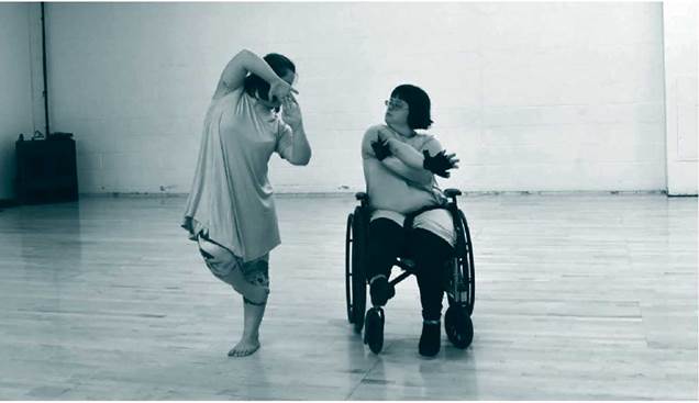&bull; J&oacute;venes con S&iacute;ndrome de Down, en sal&oacute;n de ensayos | Foto de Kathy Coleman. Tomada de: Disability Art and Culture Projec