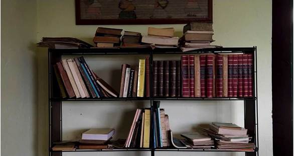 Libros y revistas en la biblioteca del refugio de San Jos� de la Orden de los Agustinos Recoletos, en San Miguel de Sema