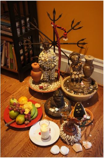 &ndash; Exu e Exua brasileiros com um Ech&uacute; All&eacute; cubano e um Legba da Rep&uacute;blica do Benim, em 2011 (Durham, NC, Estados Unidos). Arquivo do autor.