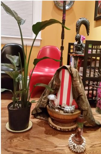 &ndash; Oricha Oco do autor, no outono de 2016, em sua resid&ecirc;ncia (Durham, NC, Estados Unidos).