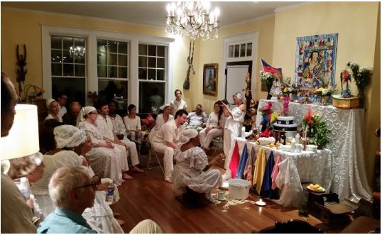 &ndash; Sewemoni Vodou na resid&ecirc;ncia do autor, em 12 de fevereiro de 2015 (Durham, NC, Estados Unidos). Na mesa h&aacute; pak&egrave;t kongo para Kafou, Agwe, &Egrave;zili Freda, &Egrave;zili Dant&ograve;, Papa Loko e Ogou, entre outros.