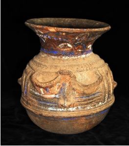 &ndash; Pote de &aacute;gua, em forma de cabe&ccedil;a, para a deusa do rio Yemọja. Arquivo do autor.