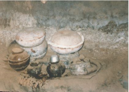 &ndash; Altar real de Yemọja na cidade nigeriana de &Igrave;gb&ograve;ho (1988). As caba&ccedil;as cheias de objetos consagrados encarnam a Yemọja dessa comunidade. O pote de cer&acirc;mica &agrave; direita cont&eacute;m as pedras de seu filho Ṣ&agrave;ng&oacute;, o deus do trov&atilde;o. Arquivo do autor.