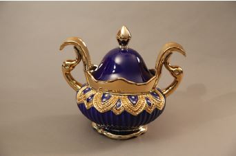 &ndash; Sopeira para uso em um altar de Yemay&aacute;, na santer&iacute;a cubana, ou Ocha. As asas no formato de cabe&ccedil;a de pato lembram um dos animais emblem&aacute;ticos dessa deusa. Arquivo do autor.