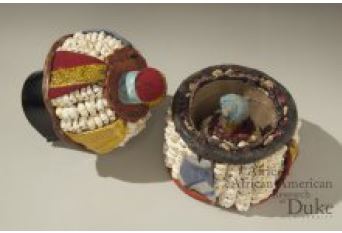 &ndash; Casa da cabe&ccedil;a contendo um objeto encarnando o esp&iacute;rito da cabe&ccedil;a interna, ou or&iacute; in&uacute;n. Cortesia de Center for African & African American Research, da Universidade de Duke (Durham, NC, Estados Unidos), onde o autor foi diretor de 2009 a 2016.