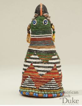 &ndash; Emblema de autoridade de uma sacerdotisa--chefe do senhor das ervas, Ọ̀say&igrave;n. Cortesia de Center for African & African American Research, da Universidade de Duke (Durham, NC, Estados Unidos), onde o autor foi diretor de 2009 a 2016.