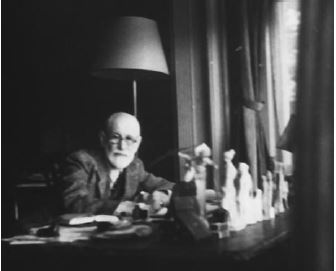 &ndash; Freud com parte de sua cole&ccedil;&atilde;o de artefatos. Publicada com a autoriza&ccedil;&atilde;o do Freud Museum, Londres, Reino Unido.