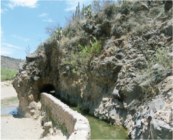 Canal de Los Locos en el paseo El Caj&oacute;n.