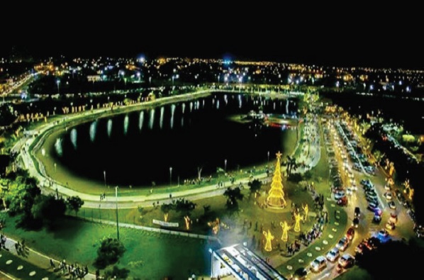 Vista panorâmica noturna do parque Tia Nair