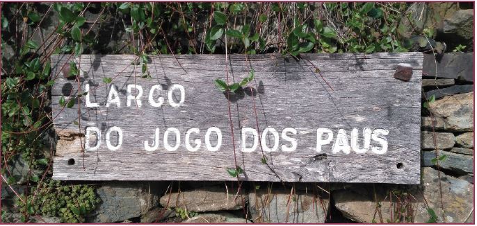 Referencia al campo de bolos o Jogo dos Paus situado en Carrazedo.