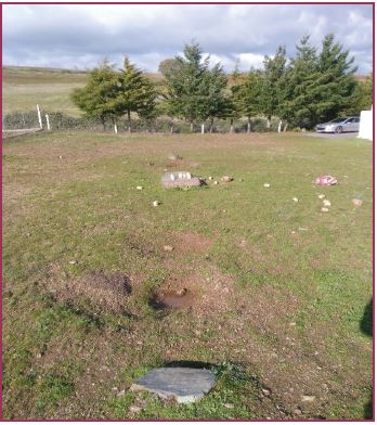 Campo de juego de bolos en Bragan&ccedil;a, donde se puede apreciar la caja de bolos en medio y, a ambos lados, las zonas de lanzamiento.