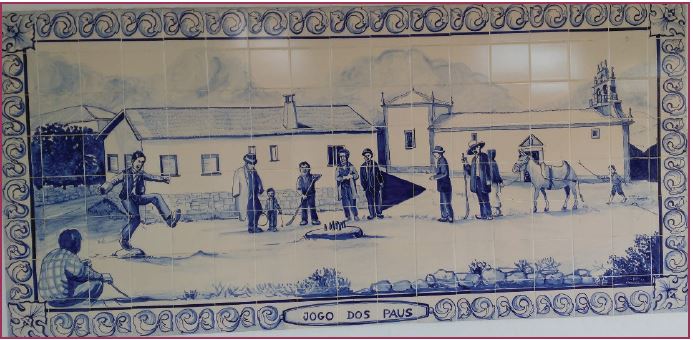 Mural que hace referencia al juego de bolos (Jogo dos Paus) situado en una de las fachadas de la casa del pueblo de la fregues&iacute;a de Carrazedo, en Bragan&ccedil;a (Portugal).