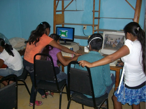 Clase de informática recibida por jóvenes nativos