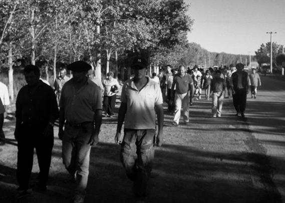 Figura 2. Movilizaci&oacute;n en reclamo del cobro de servidumbre y regularizaci&oacute;n de las tierras 