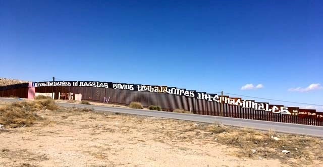 Grafitis en la valla fronteriza que divide Ciudad Ju&aacute;rez y El Paso