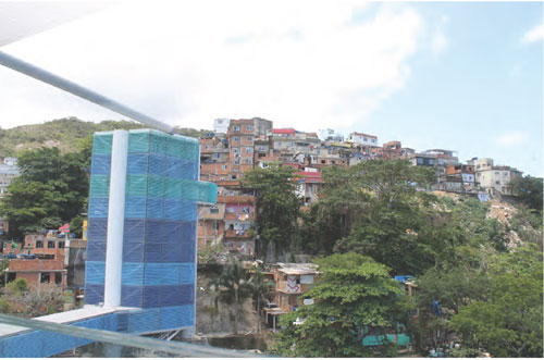 Cantagalo visto desde el mirador y elevador al lado.