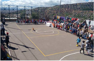 Con los ni&ntilde;os del barrio