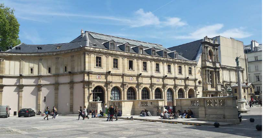 Fachada del edificio de la Cour du Mûrier, desde la Cour d'Honneur, en el conjunto de cinco edificaciones de diferentes épocas, que han conformado históricamente la École Nationale Supérieure des Beaux-Arts, en París. Allí funciona la École Nationale Supérieure d'Architecture Paris-Malaquais.