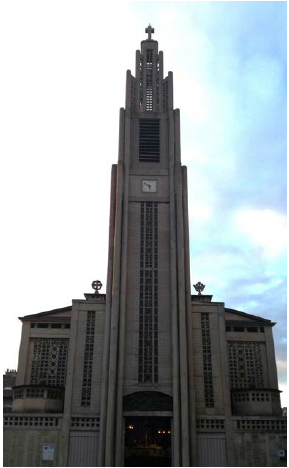Vista actual de la Église Notre-Dame-de-la-Consolation du Raincy (1920-1924) de Auguste y Gustave Perret, en la periferia nororiental de París.