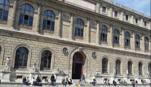 Fachada del Palais des Études, visto desde la Cour du Honneur, en el conjunto de edificaciones que conforman la École Nationale Supérieure des Beaux-Arts, en París.