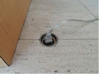 Tomacorrientes el&eacute;ctricos en la losa de piso.