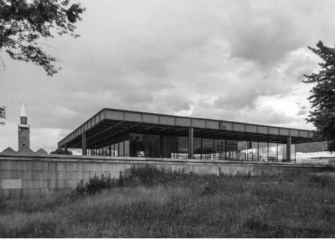 Nueva Galeria Nacional de Berlin, &uacute;ltimo proyecto construido por Mies van der Rohe. Se evidencia la cubierta tect&oacute;nica sobre el podio estereot&oacute;mico.