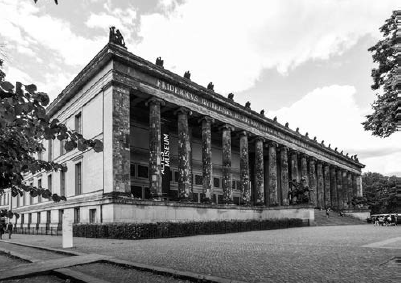 Altes Museum - Schinkel, el edificio se alza sobre una plataforma que define un nuevo plano de piso en este edificio neocl&aacute;sico.