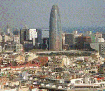 Vista, desde la Sagrada Familia en Barcelona, de la Torre Agbar diseñada por Jean Nouvel y concebida como monumento icónico y referente urbano: brandscapes, singularización y monumentalidad arquitectónica contemporánea.