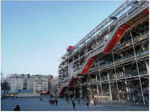 Centre Pompidou en París, de Renzo Piano y Richard Rogers. Fachada principal sobre la plaza Georges Pompidou. Al fondo, cerrando el espacio conformado por la plaza, se aprecia el Atelier Brancusi