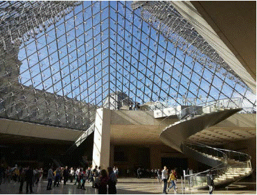 Interior del volumen de la gran pirámide del Musée du Louvre en París.