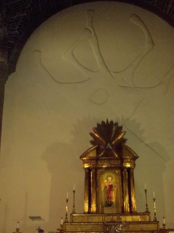 Relieve de cemento en el muro localizado a espaldas del altar, en la iglesia de San Lorenzo
