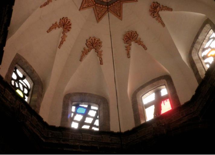 Vista de la c&uacute;pula de San Lorenzo, donde se encuentran los vitrales m&aacute;s interesantes de influencia morisca