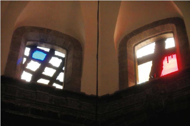 Foto de dos de los vitrales de influencia morisca que se encuentran en la c&uacute;pula de San Lorenzo