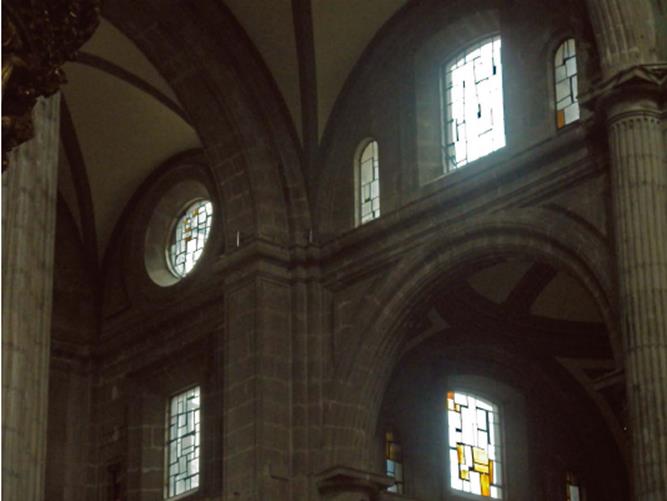 Interior de la Catedral. Se observa c&oacute;mo se ven en la actualidad los vitrales realizados por Mathias Goeritz