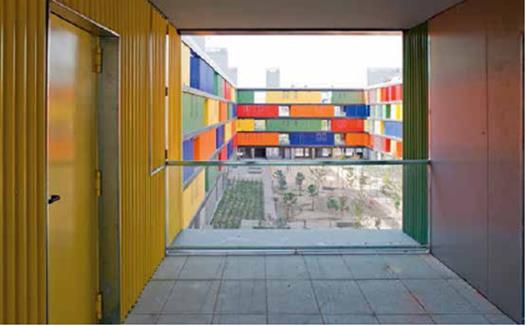 La plaza a trav&eacute;s de la pieza de Le Corbusier