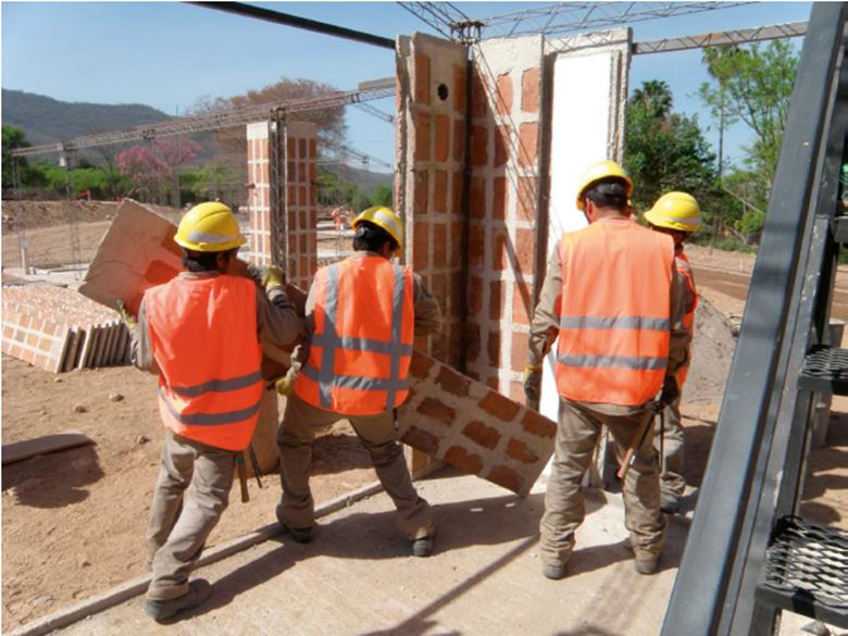 Montaje de las placas BENO sobre estructura UMA en Puesto Viejo