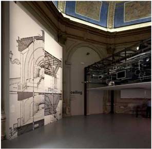 Entrada a la bienal de 2014. Sistema de falso techo t&eacute;cnico, como elemento de la arquitectura y ejemplo de las nuevas posibilidades tecnol&oacute;gicas. Es fuerte el contraste con la preexistencia hist&oacute;rica.