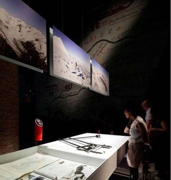 Italian Limes-Folder. Es una reflexi&oacute;n m&aacute;s filos&oacute;fica que geogr&aacute;fica, ambiental, o hasta legal, sobre qu&eacute; cosa significa hoy en d&iacute;a una frontera. El nexo con el contexto es puramente intelectual y diagn&oacute;stico, y es representado con sensibilidad art&iacute;stica.