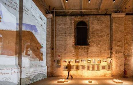 Instalaci&oacute;n de Al Borde-Dark Resources. Una reflexi&oacute;n econ&oacute;mica sobre los recursos con los que se construye la arquitectura. A estos se a&ntilde;aden los "recursos oscuros", o medios disponibles que provienen de fuentes no convencionales.