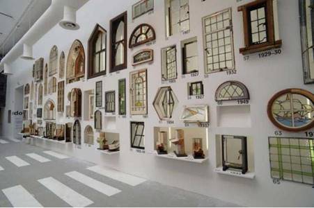 Instalaci&oacute;n Elements. Un cat&aacute;logo de los principales componentes: muros, techos, balcones, escaleras, etc., exhibidos como piezas de montaje de los edificios. 