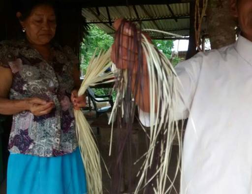 Artesanos ind&iacute;genas en Sampu&eacute;s, Sucre, Colombia.