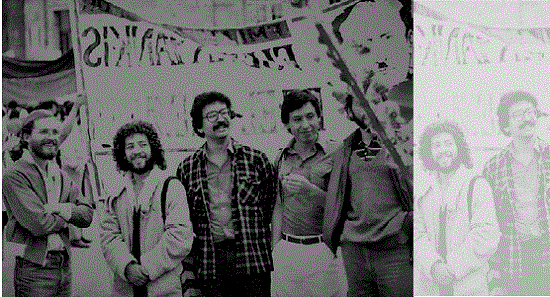 Participando activamente en una manifestaci&oacute;n en la plaza de Bol&iacute;var, en 1973.