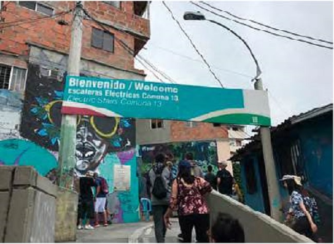 Inicio del Tour del Grafiti Comuna 13: escaleras eléctricas.