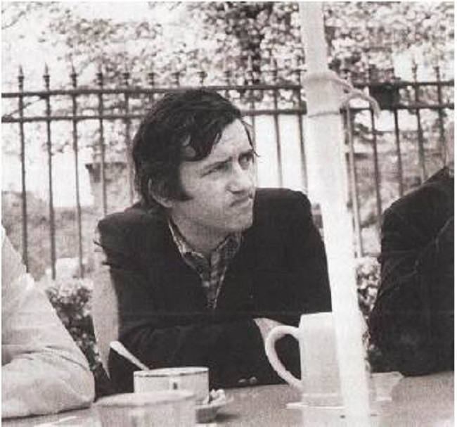 Philippe Panerai en 1971, en la terraza de un caf&eacute; en Versailles. (Photo : Fr&eacute;d&eacute;ric Benrath).